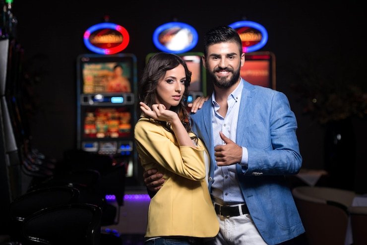 Kartu dan chips di meja Caribbean Stud Poker
