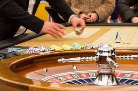 Tampilan layar Wolf Gold dengan simbol serigala, elang, dan elemen emas di platform raja judi